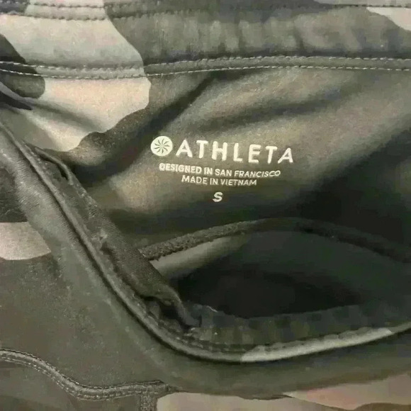 Athleta Small Women’s 7/8 Black Camo Tight with zipper pockets - Picture 3 of 3